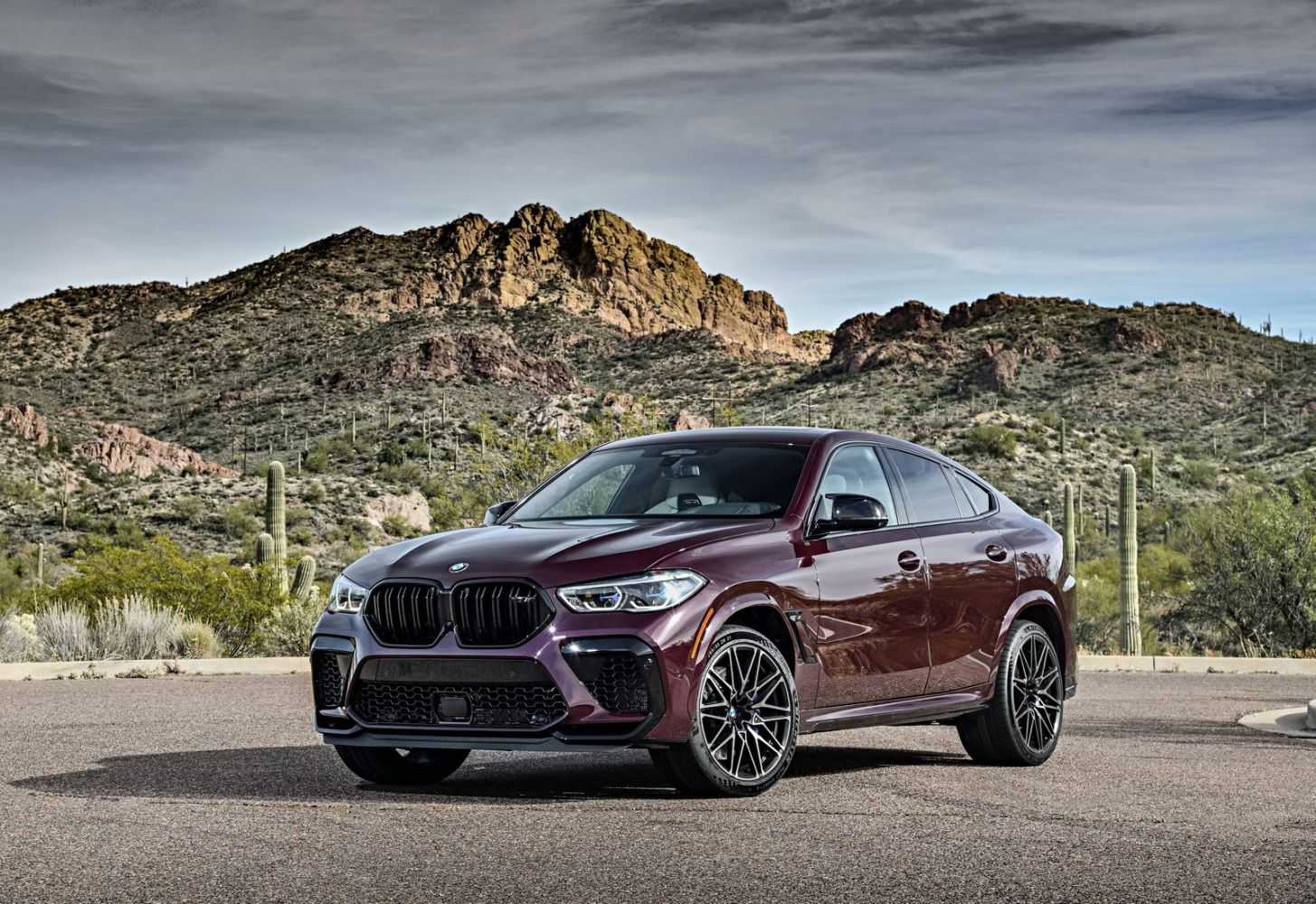 В феврале двадцать третьего купе-кроссовер BMW X6 G06 пережил плановый рестайлинг Внешне автомобиль изменился не так радикально, как старшие модели