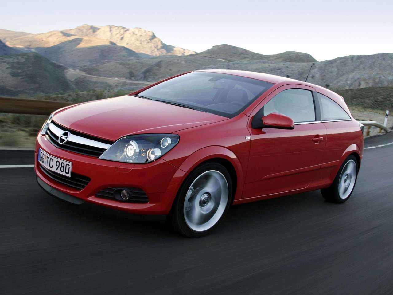 В 2021-м началось производство нового поколения Opel Astra c индексом L Кроме логотипа она не имеет ничего общего с автомобилем прошлой генерации, новая модель 2022 года построена на французской платформе и является техническим близнецом Peugeot 308