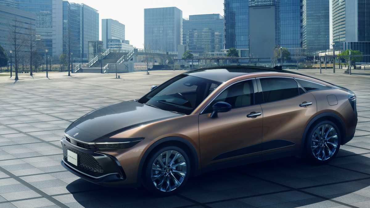 Обзор нового паркетника Тойоты Краун Клюгер 2022 модельного года, фото, цены, комплектации, технические характеристики, дата выхода в России и видео тест-драйв