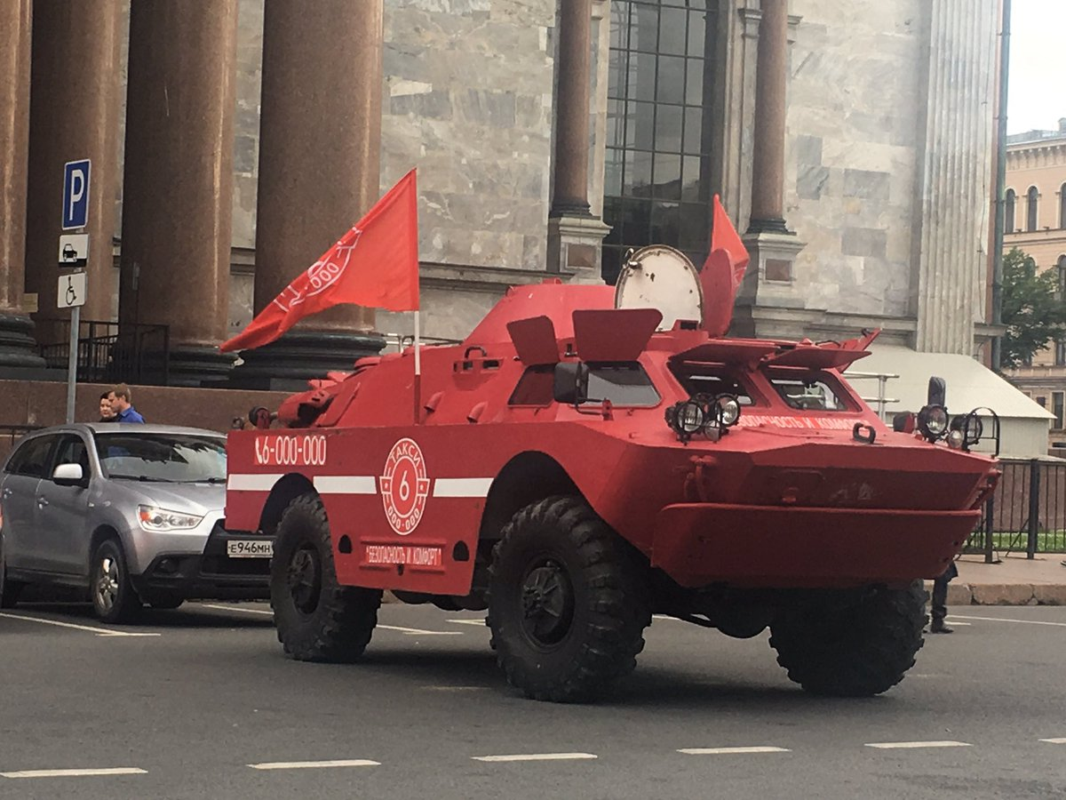 Принадлежащая китайскому FAW марка Hongqi Красное знамя долгое время малыми тиражами выпускала исключительно машины для китайской партийной верхушки