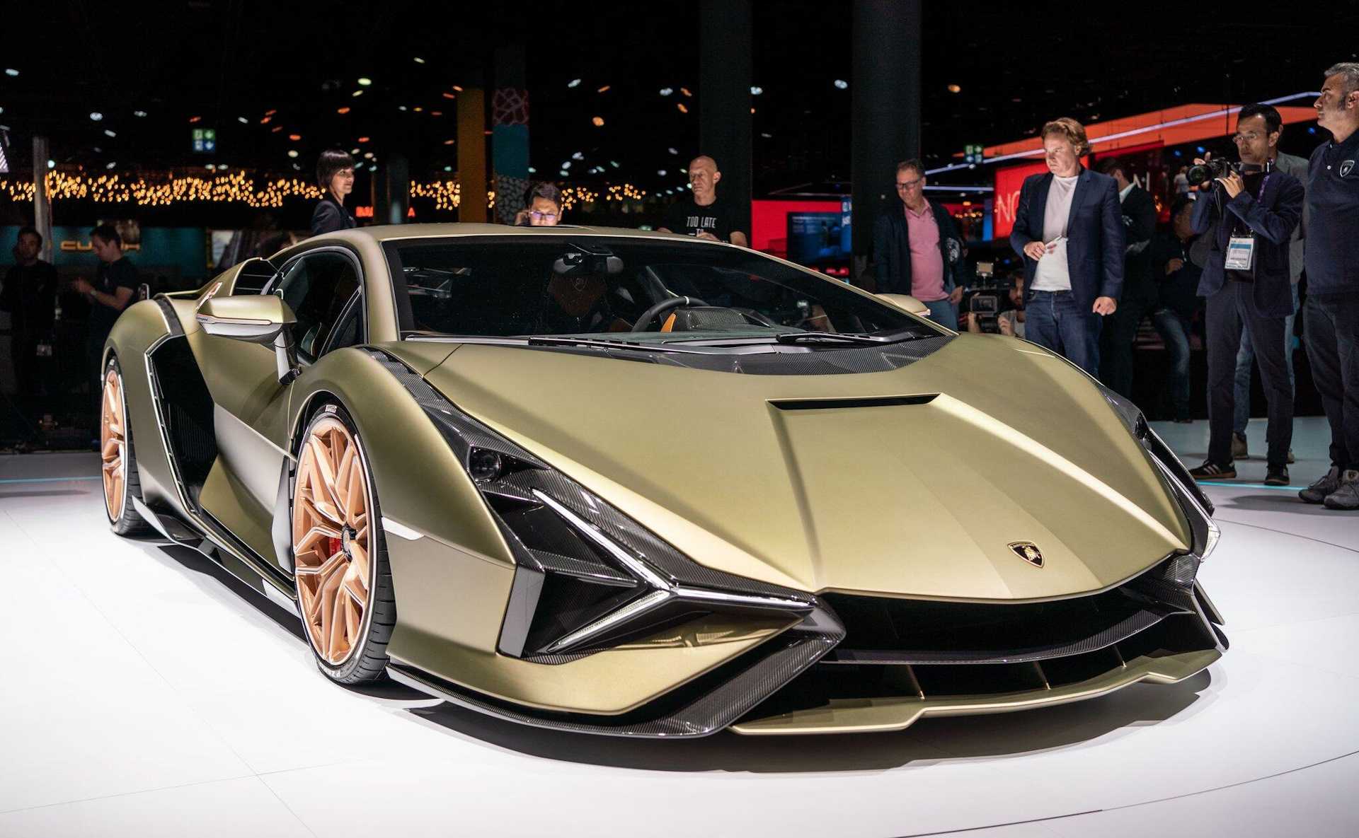 В 2022 году модели Lamborghini Urus исполнилось пять лет, что производитель отметил выпуском сразу двух рестайлинговых версий