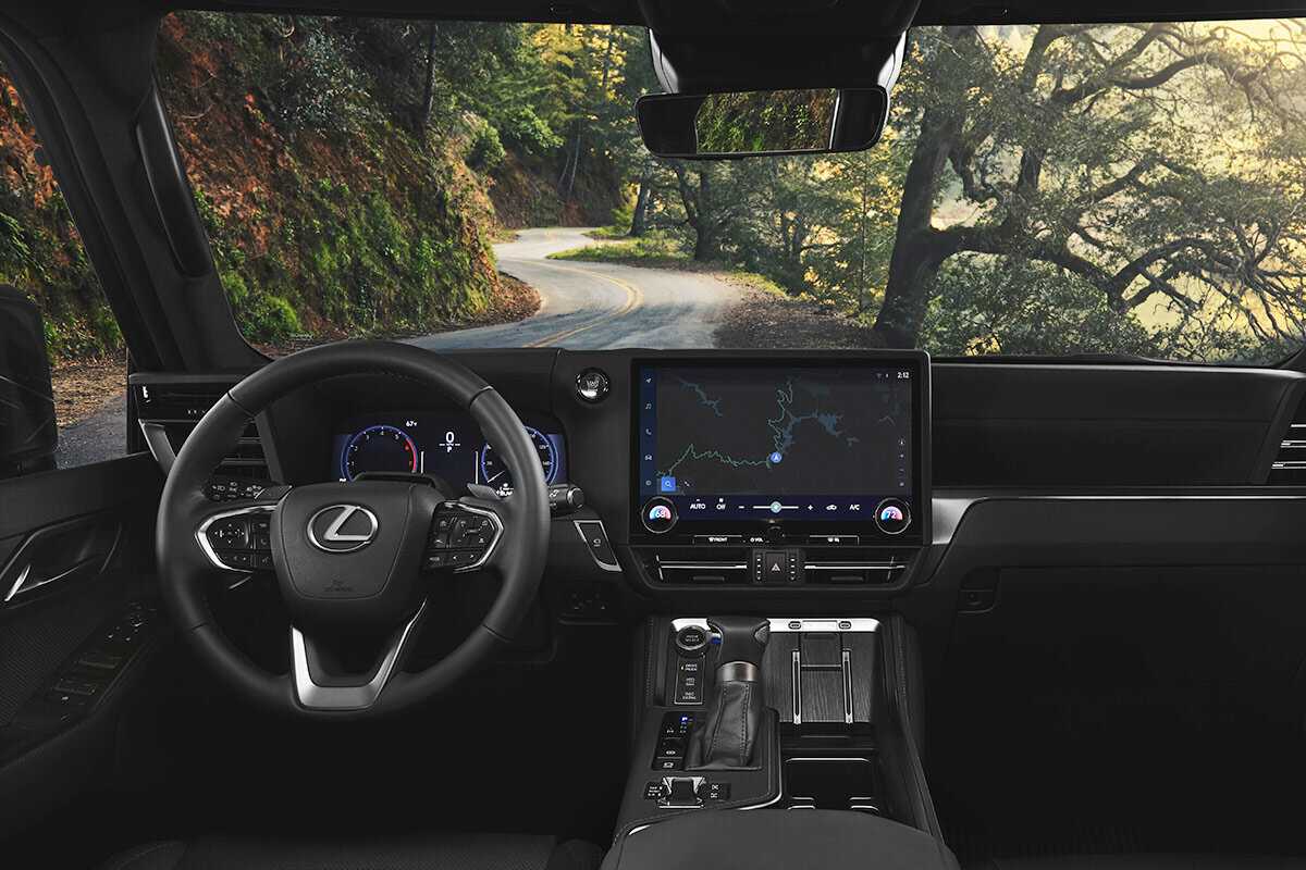 Ожидается, что в 2023 году выйдет новое поколение внедорожника Lexus GX, а сейчас производитель опубликовал официальные тизеры изображающие переднюю оптику и частично пятую дверь багажника