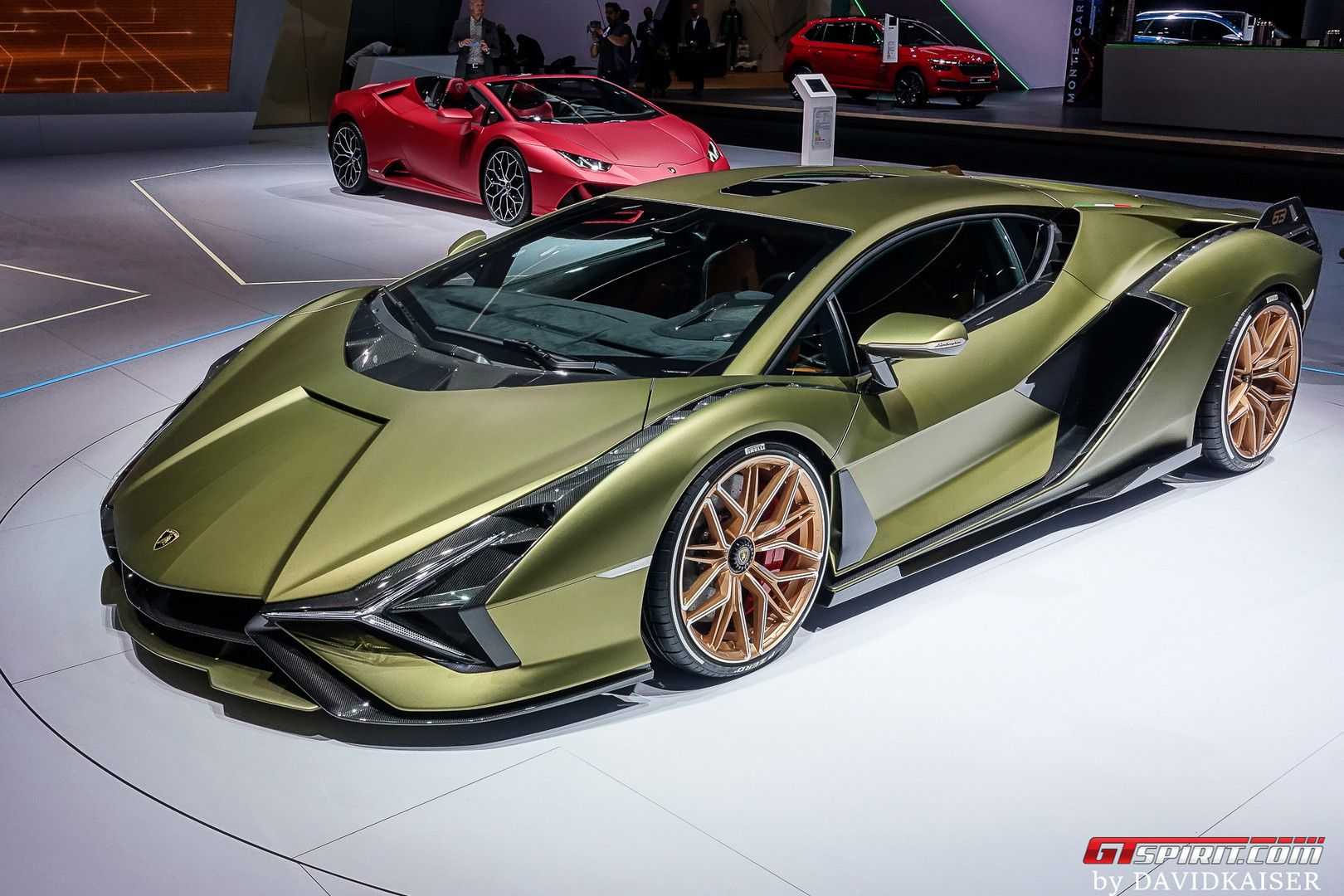 В 2022 году модели Lamborghini Urus исполнилось пять лет, что производитель отметил выпуском сразу двух рестайлинговых версий