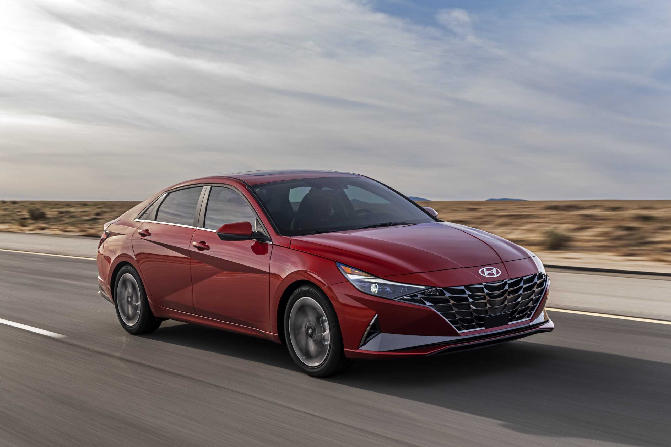 Совсем недавно корейцы показали миру новое поколение седана Hyundai Elanta 7 седьмое по счету Новая модель пережила достаточно много изменений, которые