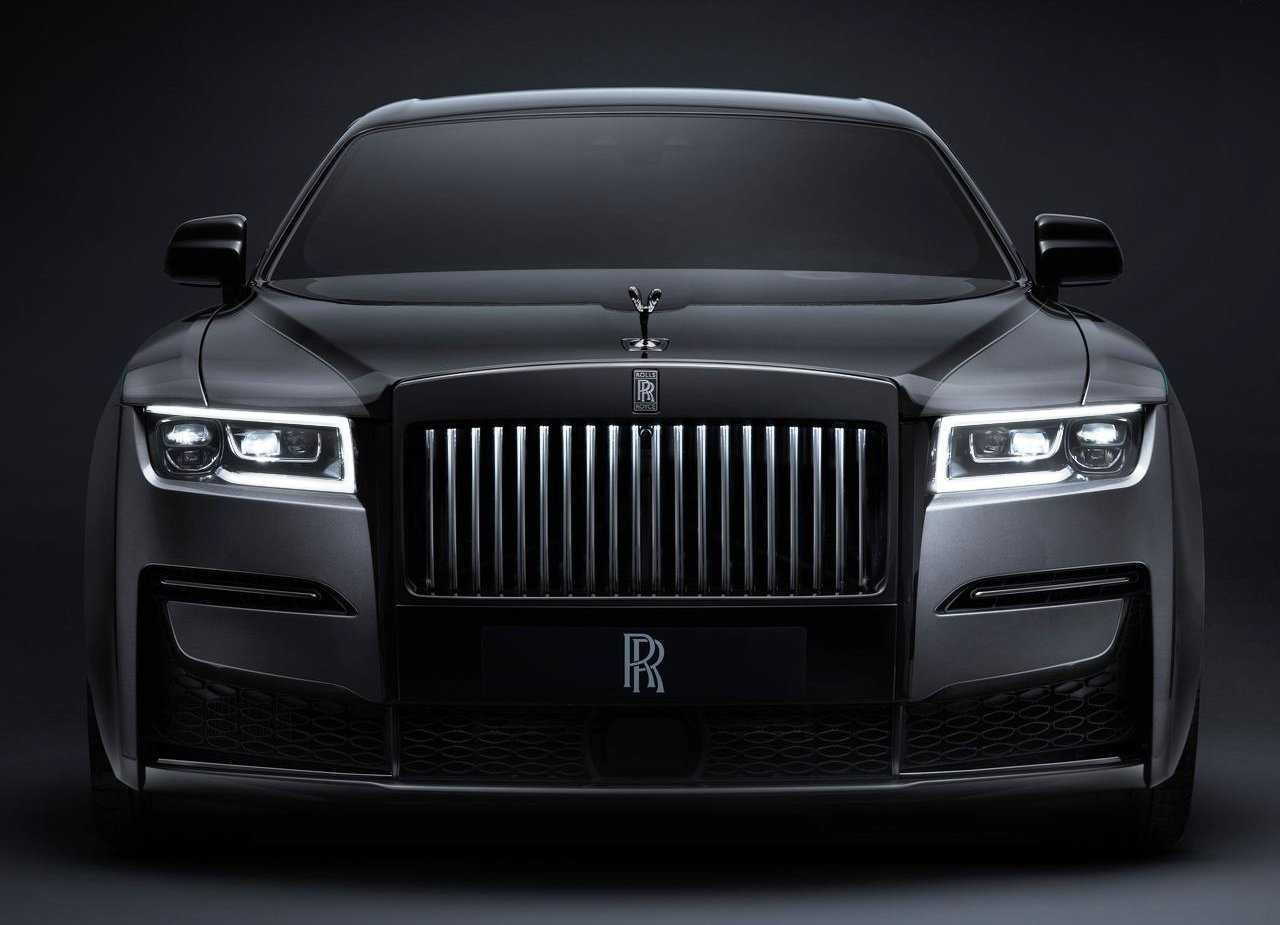 Младший седан Rolls-Royce Ghost вышел в две тысячи девятом и превзошел ожидания разработчиков и маркетологов, став самой массовой моделью британской