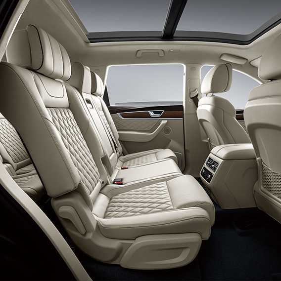 Это hongqi. люксовые китайские авто, которые проектирует дизайнер rolls-royce и выбирает си цзиньпин, и они теперь в россии