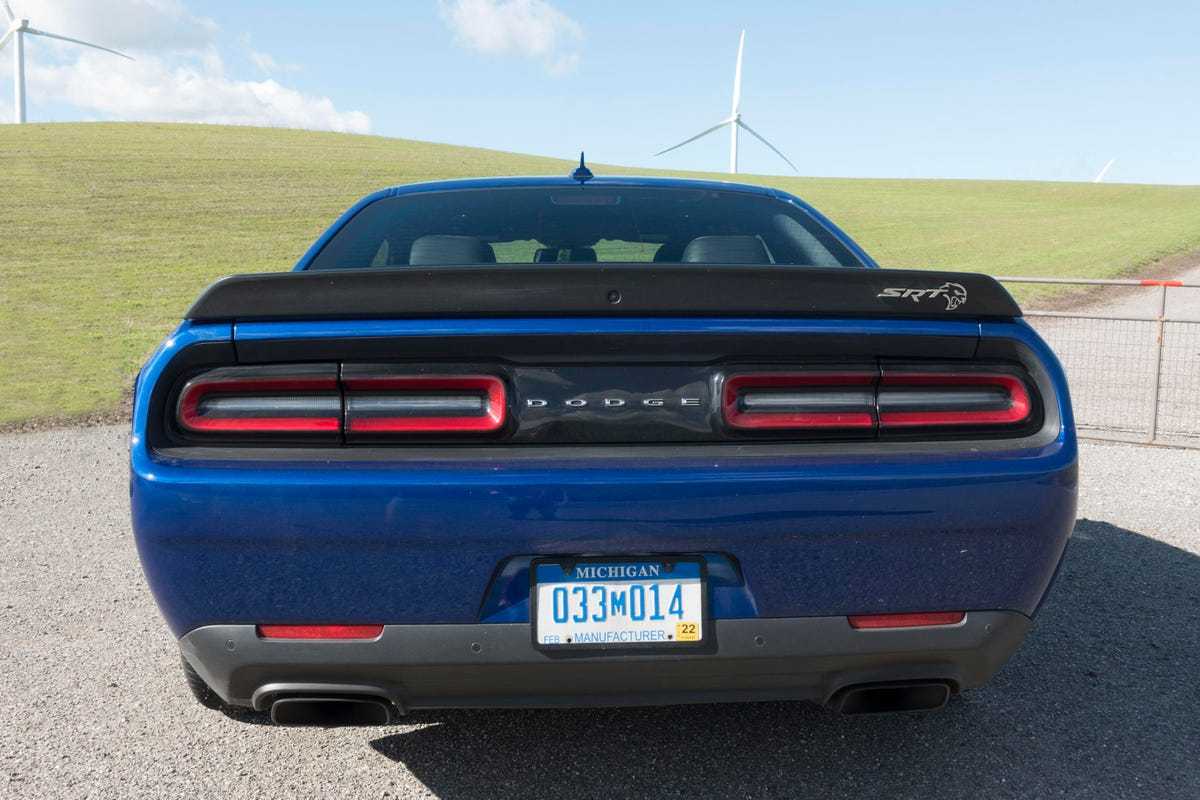 Dodge challenger srt hellcat возвращается в году с двумя гигантскими ноздрями на капоте
