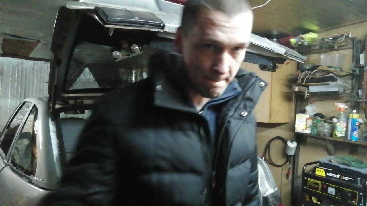 Где находится датчик заднего хода на ваз 2110?