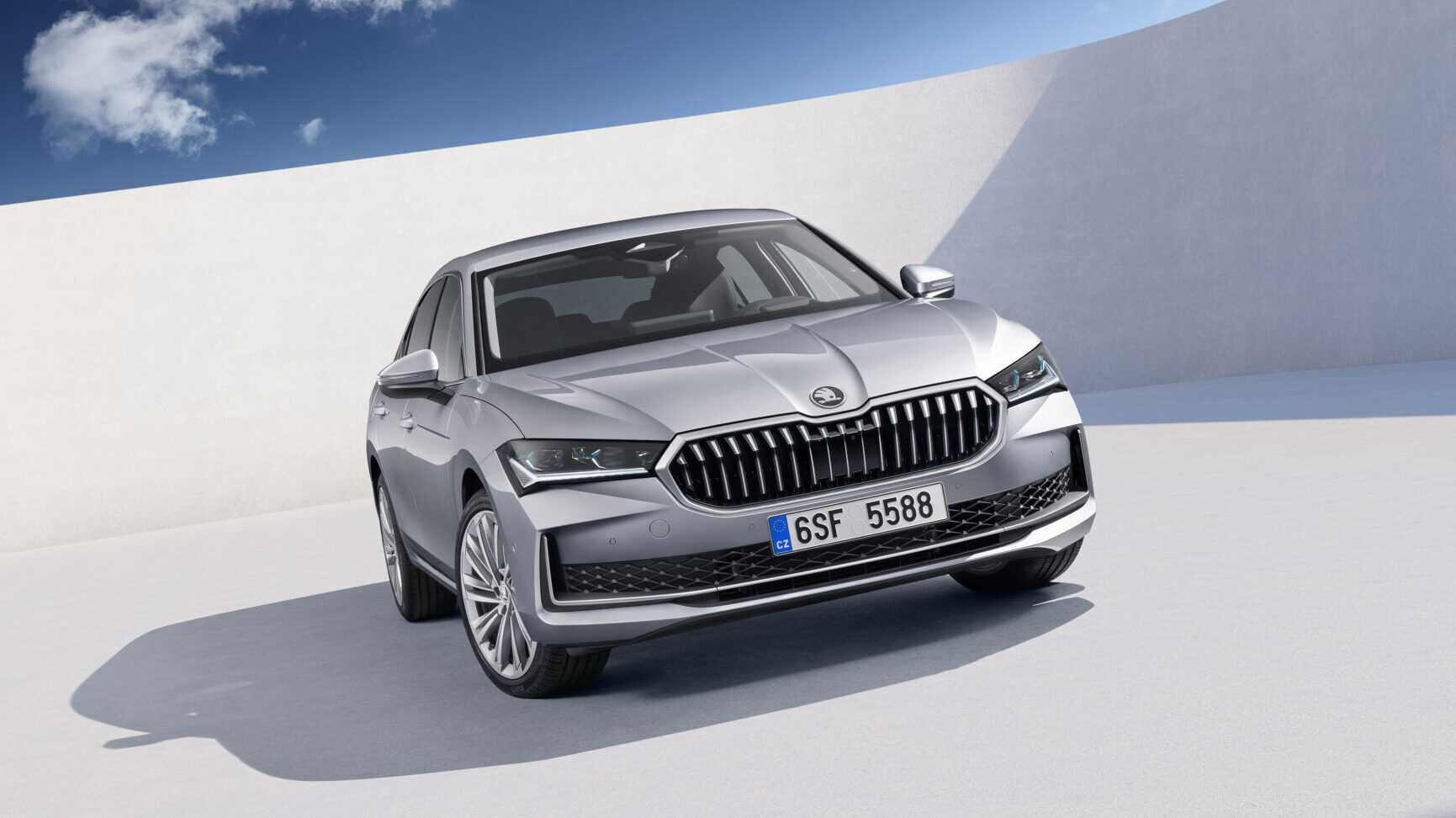 Skoda официально представила skoda superb 2024 года в кузовах лифтбек и универсал