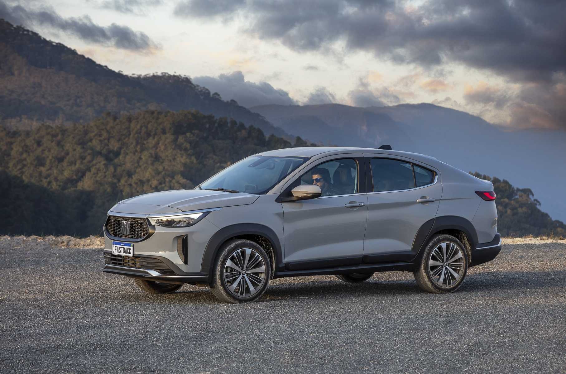 Российские автолюбители хорошо знают модель Renault Arkana, которая выпускалась в России до 2022 года, но на глобальном рынке под этим названием выпускается внешне очень похожий, но все же более продвинутый автомобиль