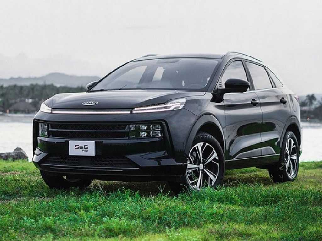 Как и JAC Sehol X6, модель Jac S6 2022 можно назвать типичным представителем класса недорогих компактных кроссоверов, которым преимущественно достается безальтернативный передний привод