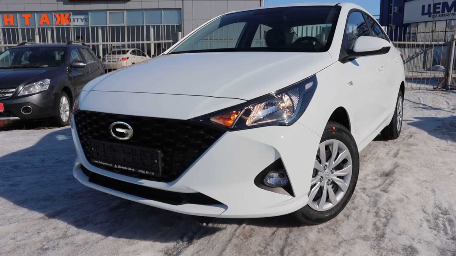 В России снова начали появляться у официальных дилеров новые Hyundai Solaris, а точнее Hyundai Accent 2023 это полный аналог Соляриса, просто такое имя используется для модели в Казахстане Автомобили привозят по схеме параллельного импорта