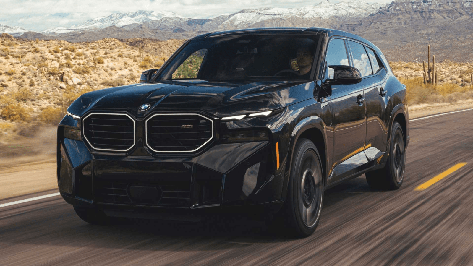 Эпатажный суперкроссовер BMW XM X8 баварцы показали в виде концепта в двадцать первом году А уже осенью прошлого года состоялась мировая премьера