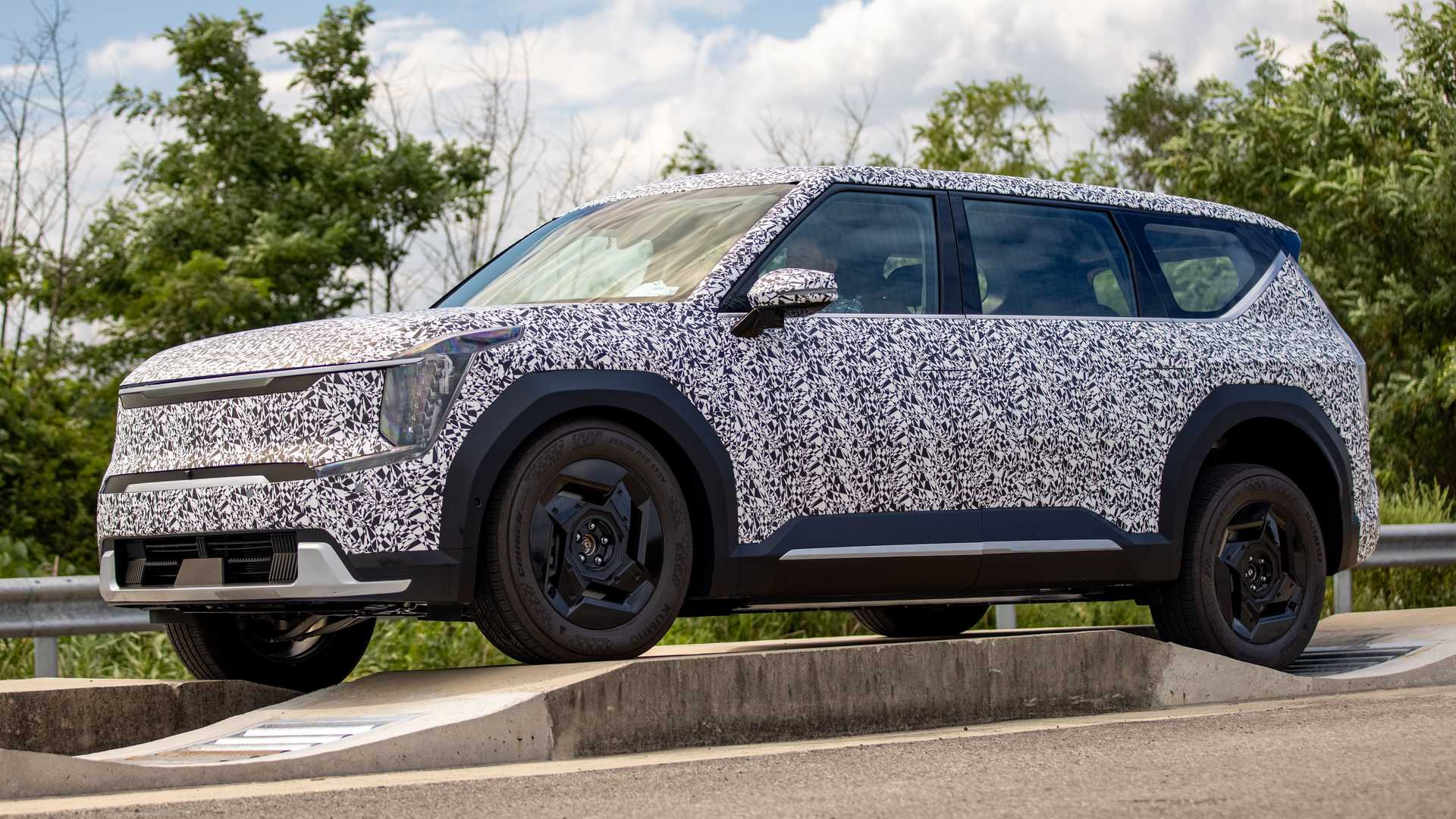 В ноябре 2021 года практически одновременно были показаны два концепта – Kia EV9 и Hyundai Seven Ioniq 7 Это трехрядные электрические внедорожники, которые были заявлены в качестве будущих флагманов для обеих корейских марок