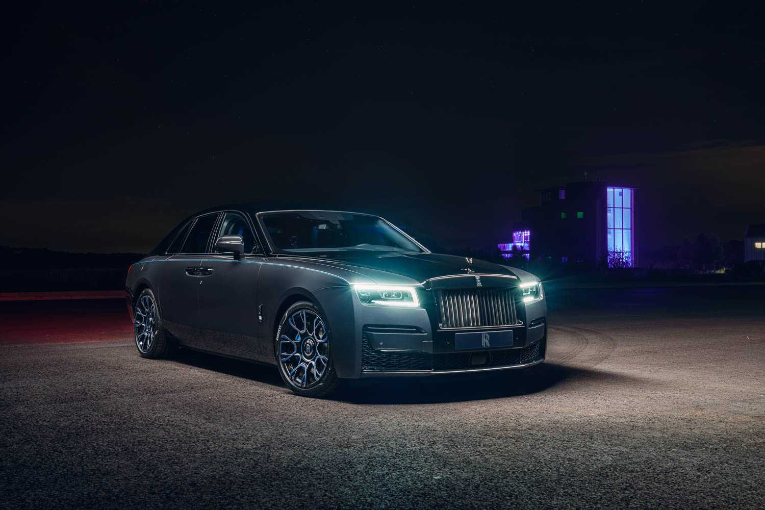Компания rolls-royce представила седан ghost в 592-сильной версии black badge