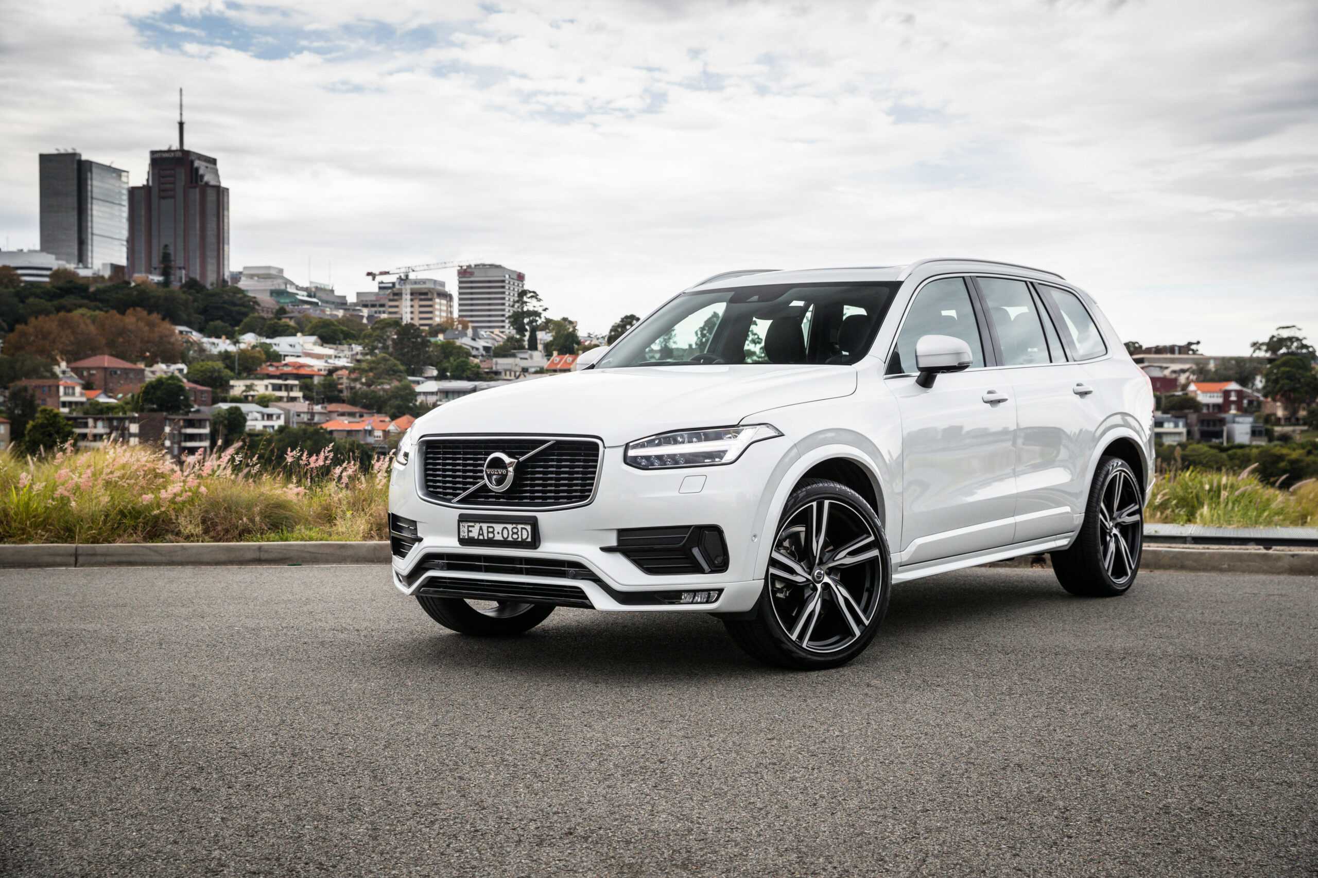 Шведский кроссовер volvo xc90 второго поколения с 2-литровым двигателем