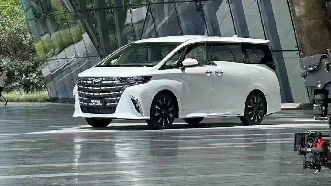 Toyota представила новую версию минивэна alphard
